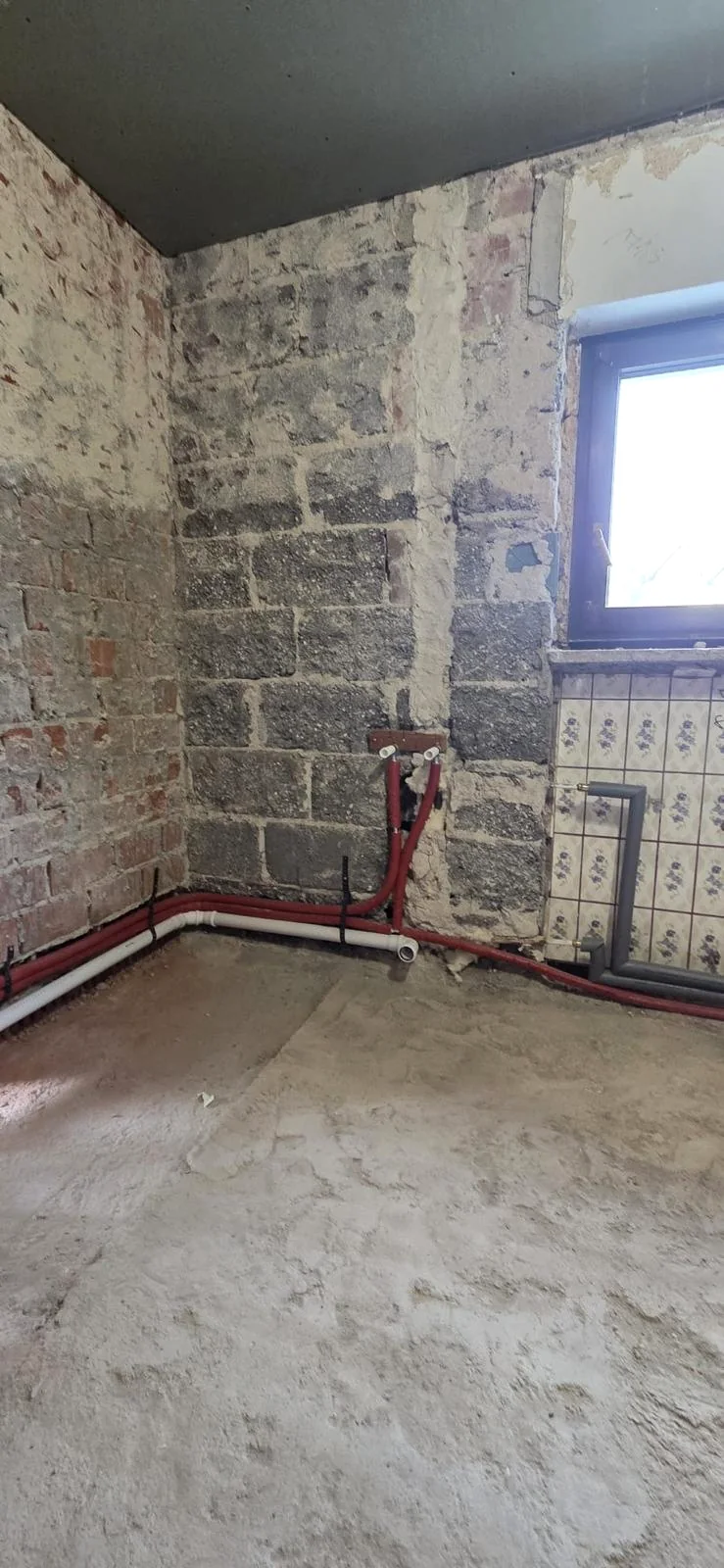 Unverkleidete Wände im Badezimmer während der Arbeiten