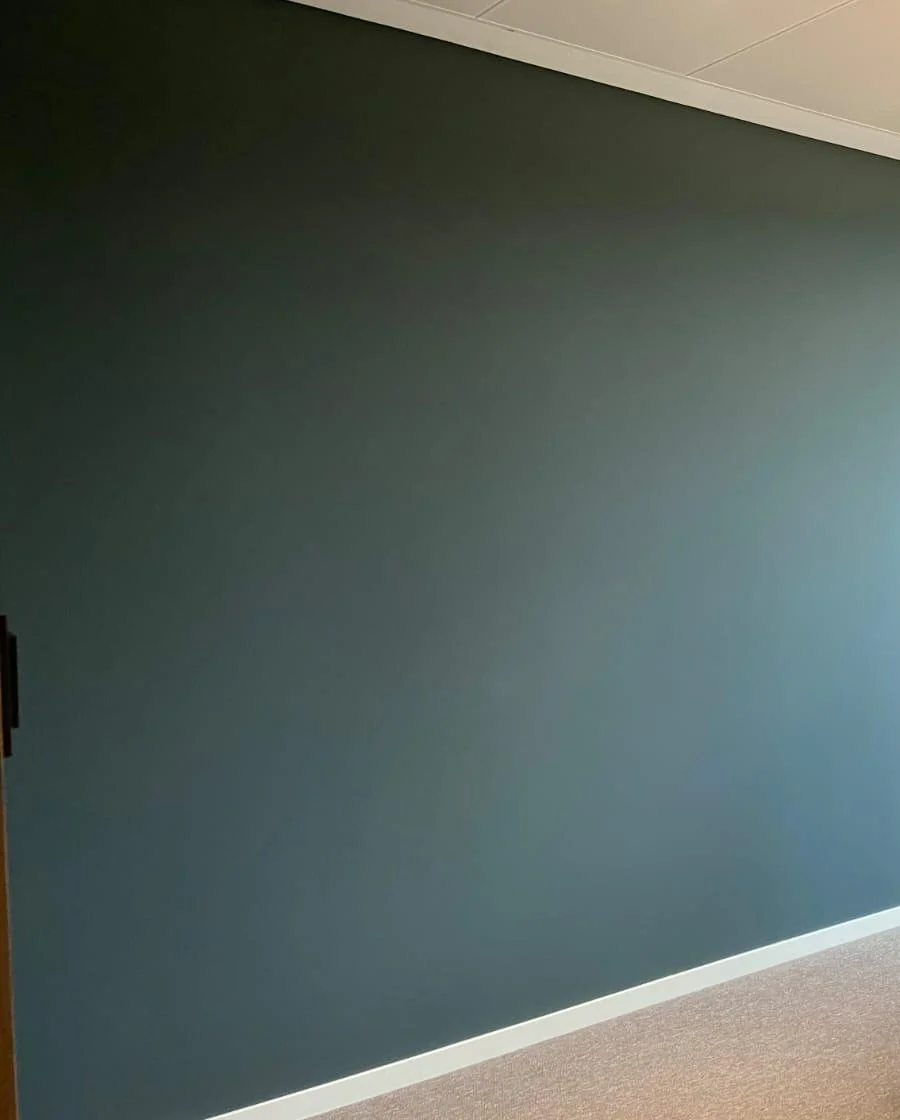 Dunkelgrüne Wand mit sauberem Anschluss an die weiße Decke