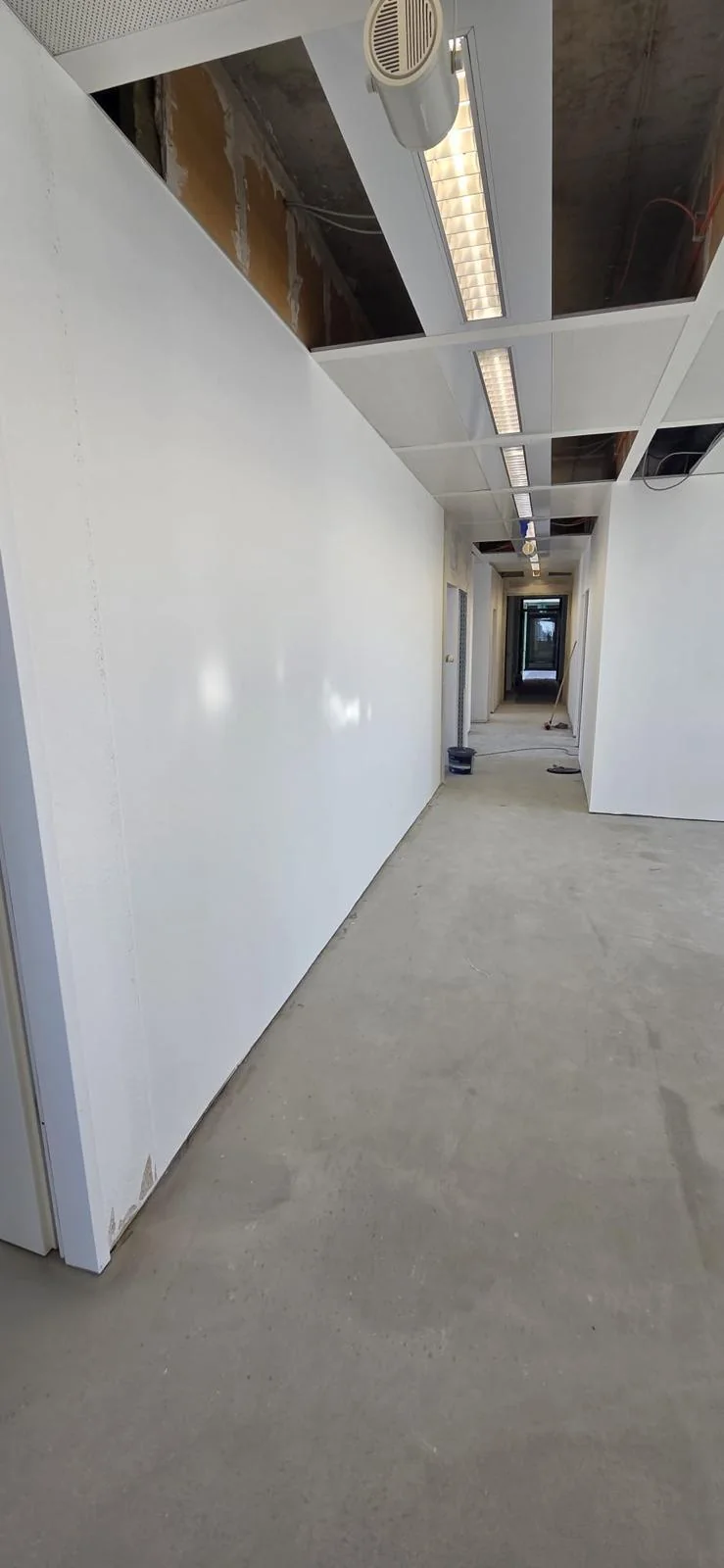 Neue Trockenbauwand im Flur unter einer offenen abgehängten Decke